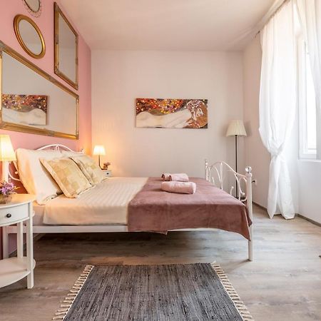 Old City Romantic Studios 4 With Free Private Parking พูลา ภายนอก รูปภาพ