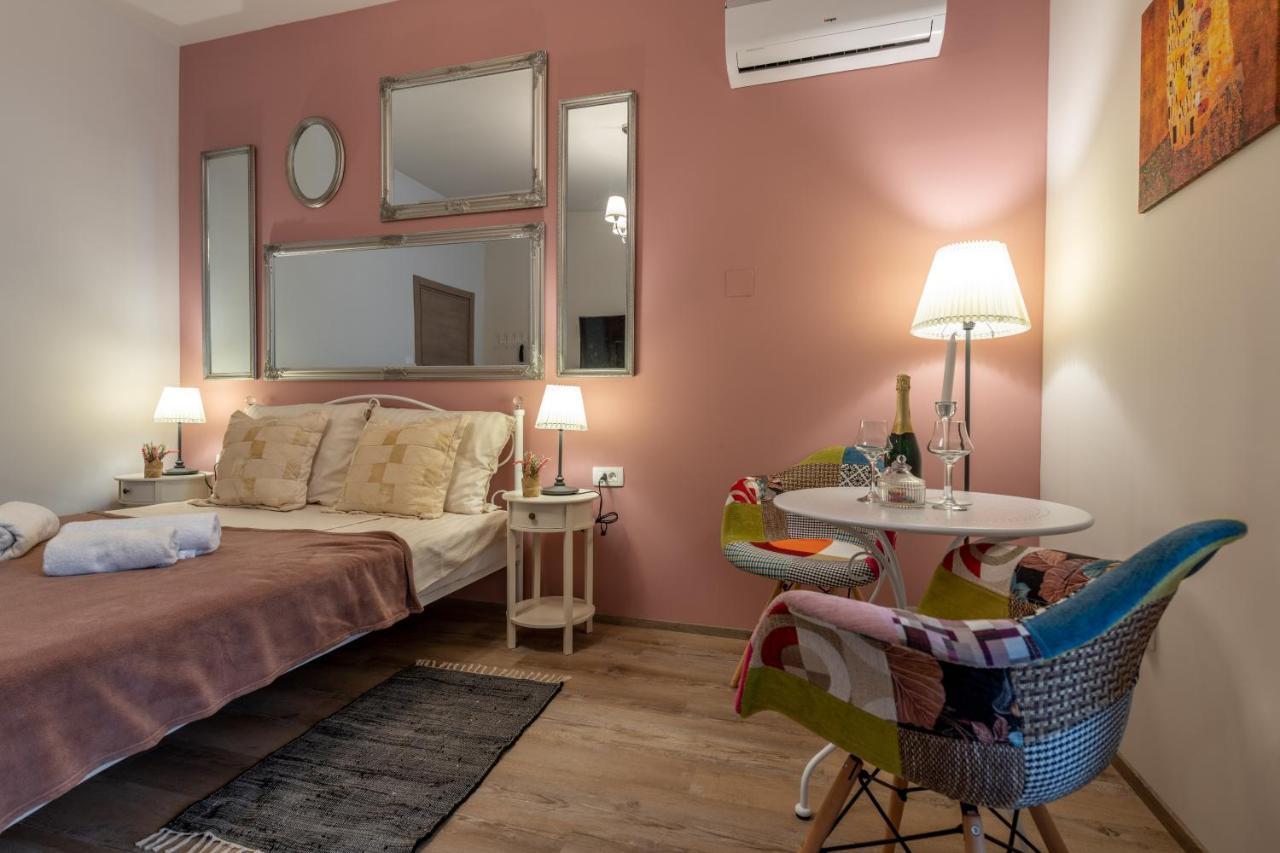 Old City Romantic Studios 4 With Free Private Parking พูลา ภายนอก รูปภาพ