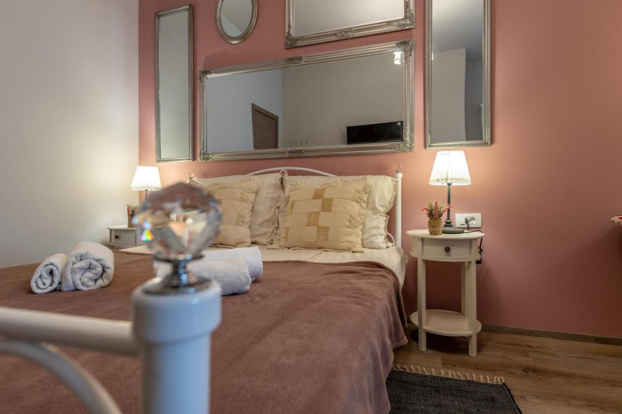 Old City Romantic Studios 4 With Free Private Parking พูลา ภายนอก รูปภาพ