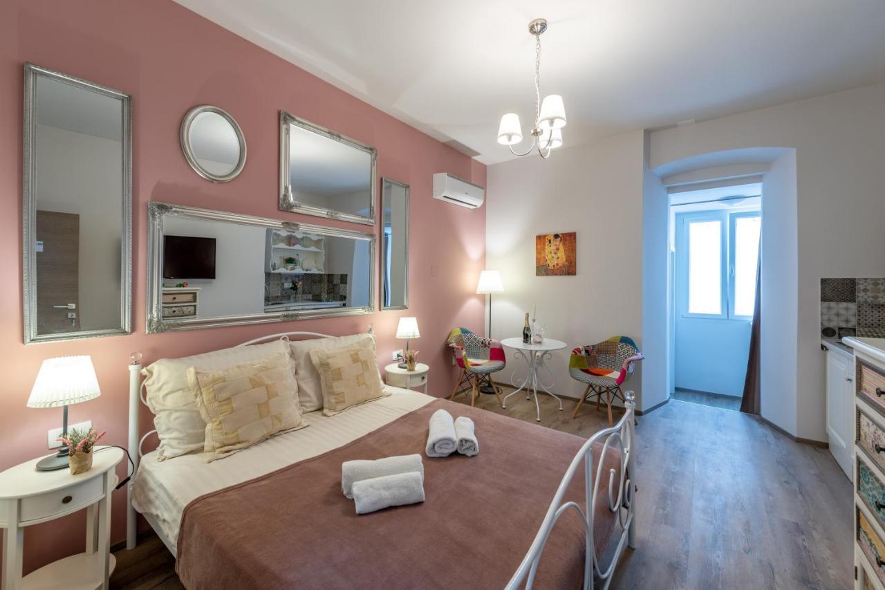 Old City Romantic Studios 4 With Free Private Parking พูลา ภายนอก รูปภาพ
