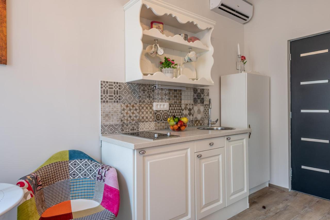 Old City Romantic Studios 4 With Free Private Parking พูลา ภายนอก รูปภาพ