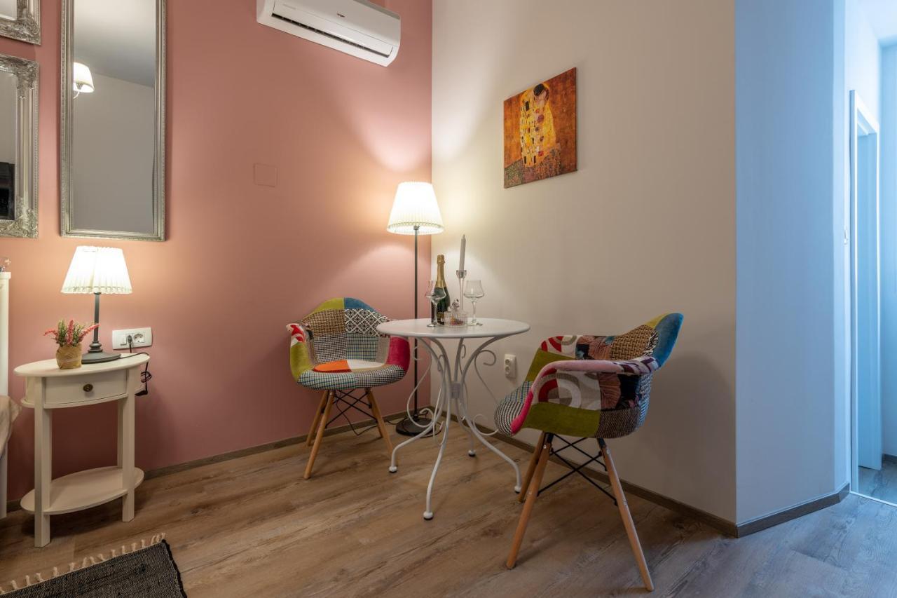 Old City Romantic Studios 4 With Free Private Parking พูลา ภายนอก รูปภาพ