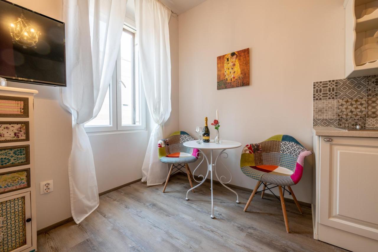 Old City Romantic Studios 4 With Free Private Parking พูลา ภายนอก รูปภาพ