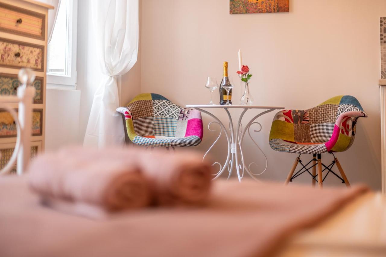 Old City Romantic Studios 4 With Free Private Parking พูลา ภายนอก รูปภาพ