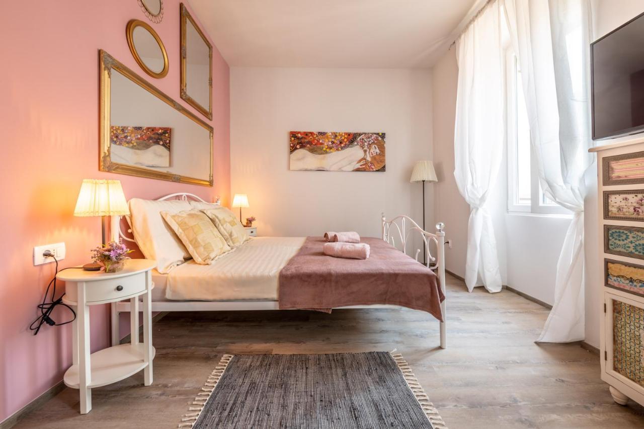Old City Romantic Studios 4 With Free Private Parking พูลา ภายนอก รูปภาพ