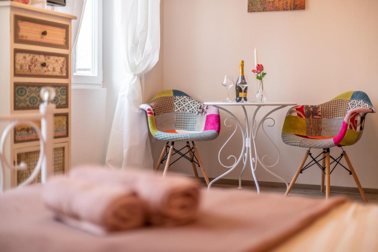 Old City Romantic Studios 4 With Free Private Parking พูลา ภายนอก รูปภาพ