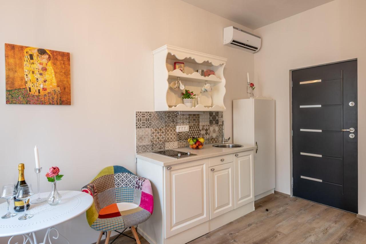 Old City Romantic Studios 4 With Free Private Parking พูลา ภายนอก รูปภาพ
