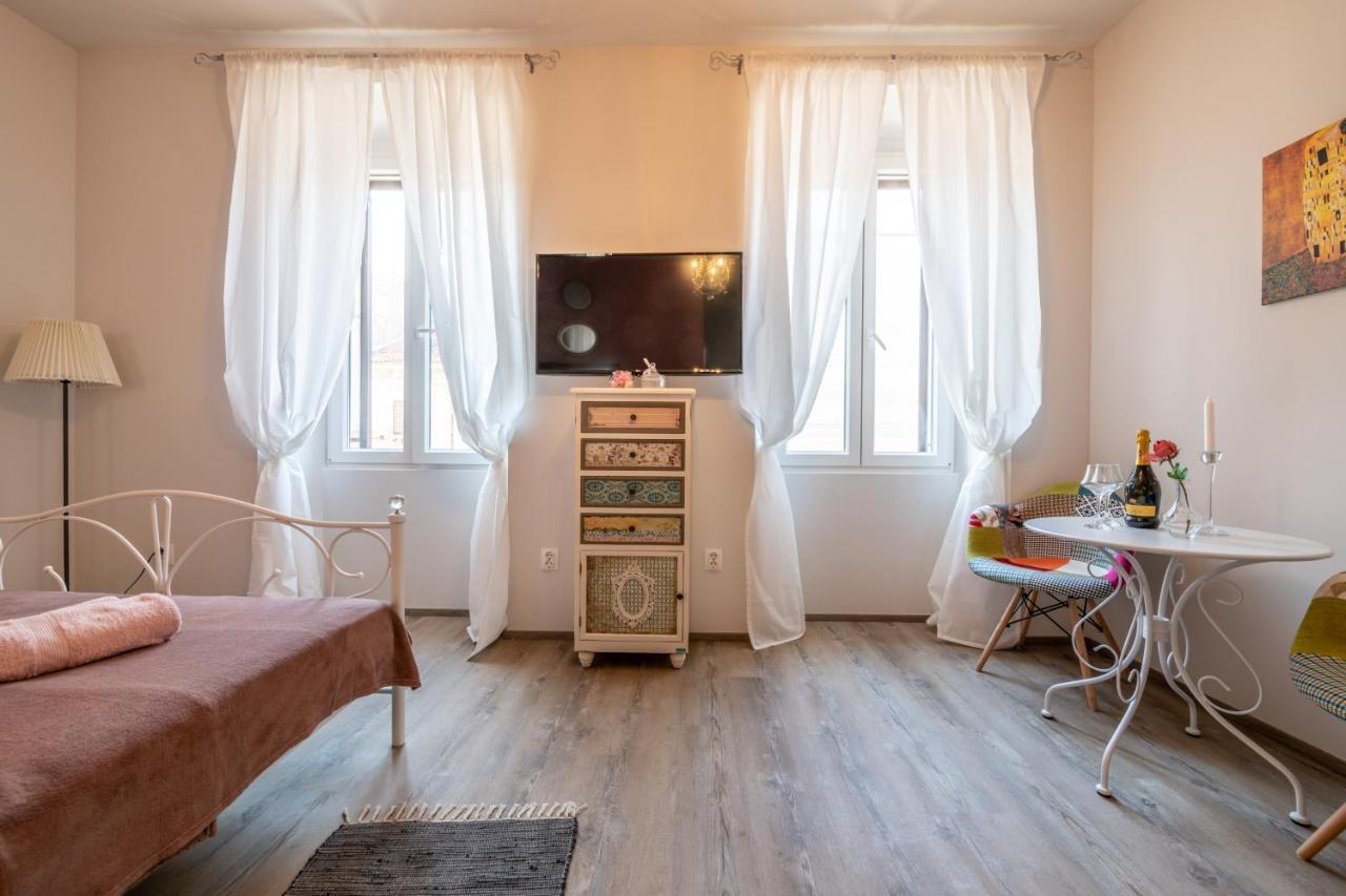 Old City Romantic Studios 4 With Free Private Parking พูลา ภายนอก รูปภาพ